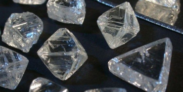 Вчені створили скло, яке ріже алмази