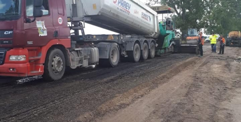 На Володимиреччині продовжують робити ремонт дороги до Білого озера