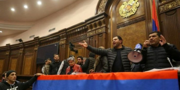 Кінець війни в Карабаху. Росіяни вводять миротворців, а вірмени штурмують Уряд