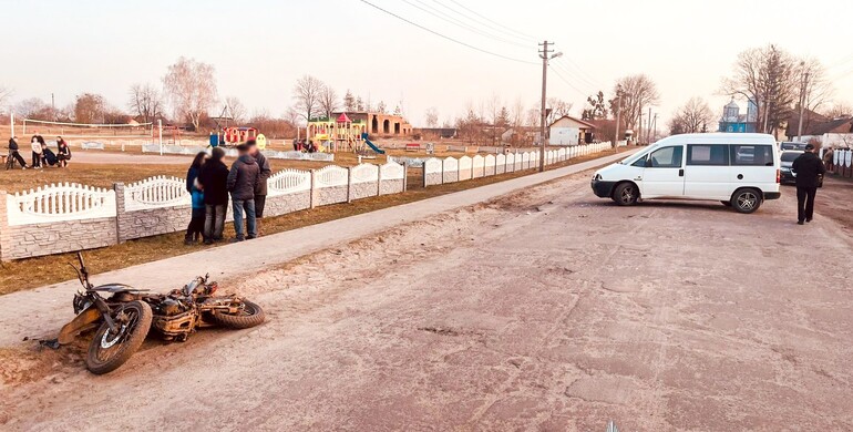 У Вараському районі внаслідок ДТП травмувався неповнолітній водій мотоцикла
