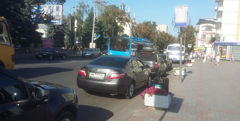 Міського голову Рівного та начальника обласної поліції насварили за паркування на зупинці транспорту з порушенням ПДР