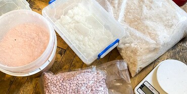 У Рівному судитимуть чоловіка за зберігання із метою збуту 7 кілограмів заборонених речовин 