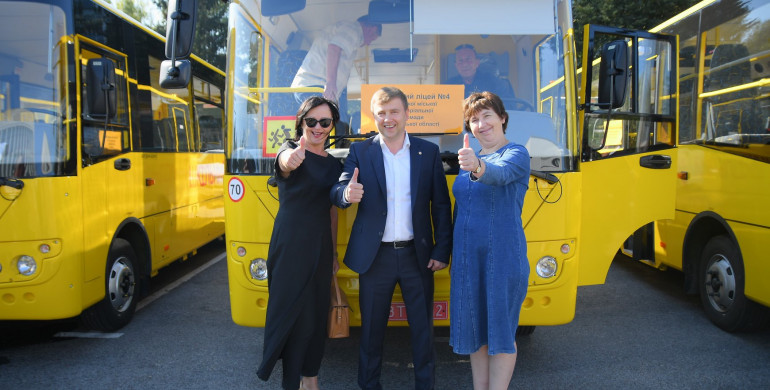 15 ОТГ Рівненщини отримали новенькі шкільні автобуси (ФОТО)
