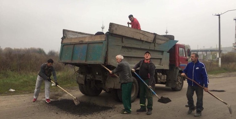 Мешканці Рівненщини власноруч ремонтують собі дорогу