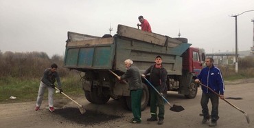 Мешканці Рівненщини власноруч ремонтують собі дорогу