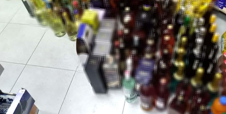 У Рівному поліцейські вилучили 906 пляшок сурогатного алкоголю на майже 100 тисяч гривень 