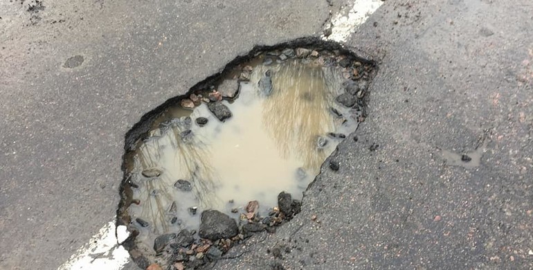 На дорозі "Рівне-Костопіль" водій через ями втратив два колеса та 150 євро