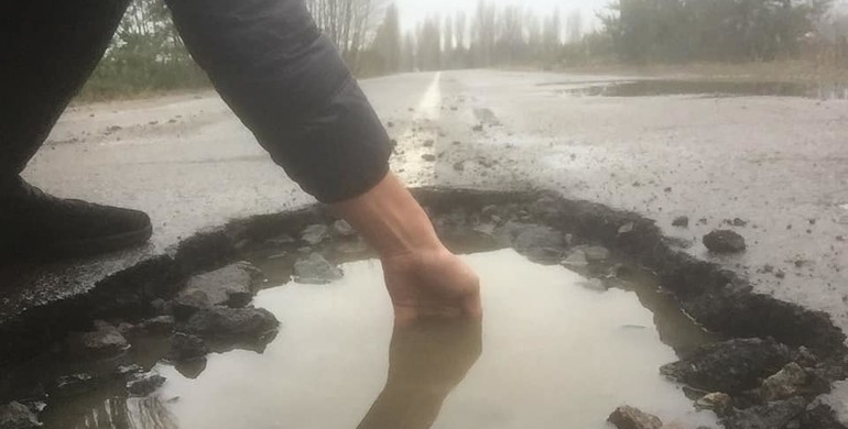 На дорозі "Рівне-Костопіль" водій через ями втратив два колеса та 150 євро