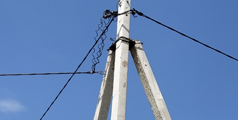 У Острозькому районі «Рівнеобленерго» проводять роботи по  оновленню електромереж 