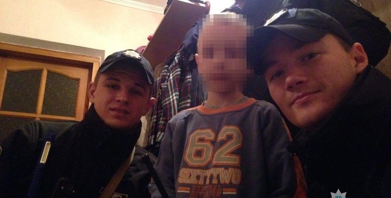 Рівненські патрульні повернули додому загубленого хлопчика 