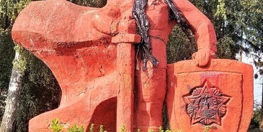 У Млинові на Рівненщині  досі стоїть «совєтський» памʼятник 