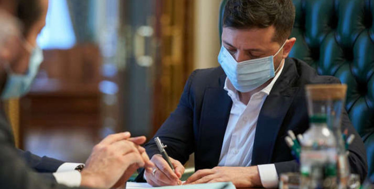 Зеленський підписав закон про підвищення зарплати немедичним фахівцям у сфері охорони здоров’я