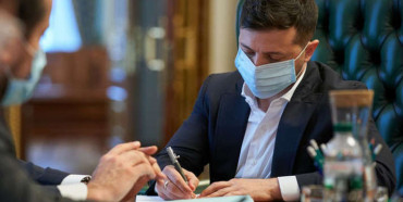 Зеленський підписав закон про підвищення зарплати немедичним фахівцям у сфері охорони здоров’я