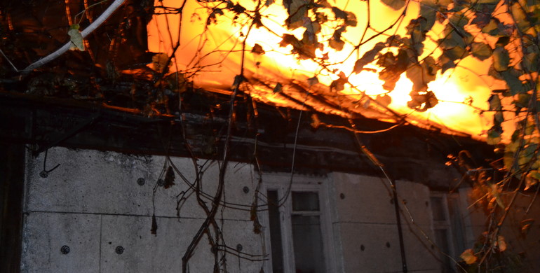  Вночі у Рівному спалахнув дах житлового будинку (ФОТО)