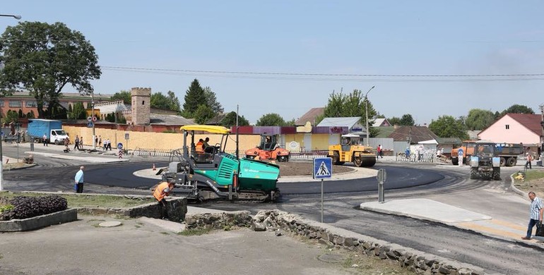 Аваріям - стоп:  у Дубно на Рівненщині облаштовують сучасне кільцеве перехрестя