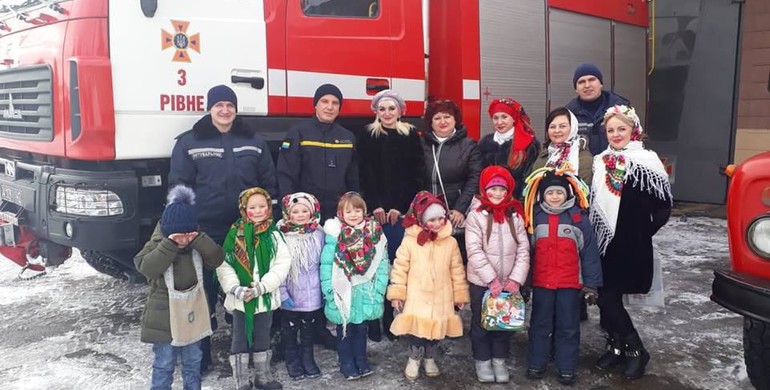 У Рівному дошкільнята вітали рятувальників з Різдвяними святами (ФОТО)