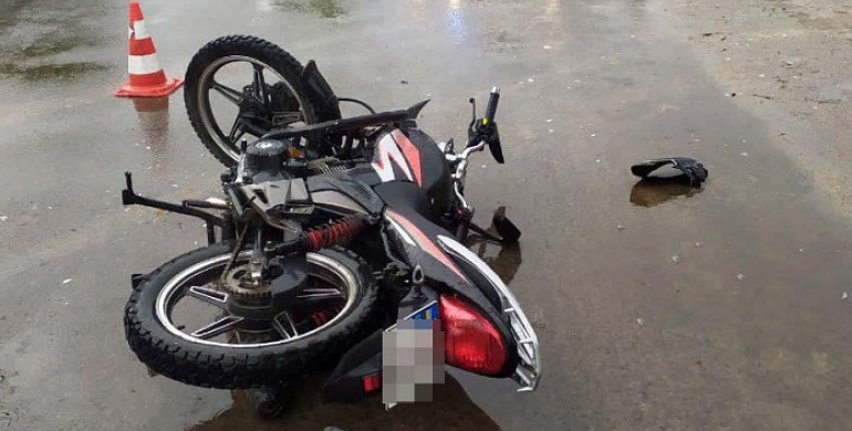 На Березнівщині водійка мікроавтобуса травмувала мотоцикліста