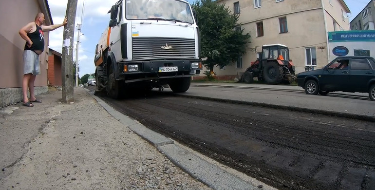 Ям на Теліги більше не буде: Рівненське ШЕУ почало ремонт однієї з найпроблемніших вулиць міста