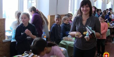 Учні Дубровицької школи влаштували благодійний ярмарок (ФОТО) 