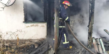 В ранковій пожежі на Рівненщині згорів будинок, господаря врятували