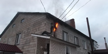 Рівненщина: На житовому будинку спалахнули електропроводи (ФОТО)