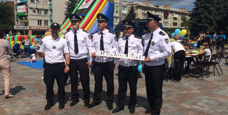 У центрі Рівного поліція святкує професійне свято(ФОТО)