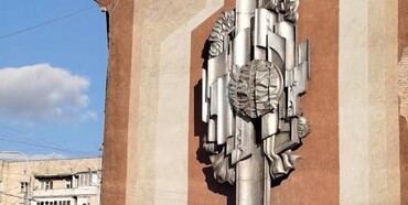 Зі стіни будинку біля ЦУМу в центрі Рівного демонтували металеве панно 