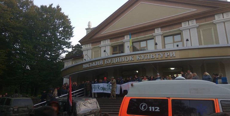 У Рівному націоналісти позашляховиком та "швидкою" заблокували концерт Сергія Бабкіна