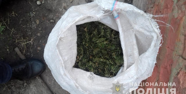 У жителя Рівненщини правоохоронці виявили мішок сухої марихуани 