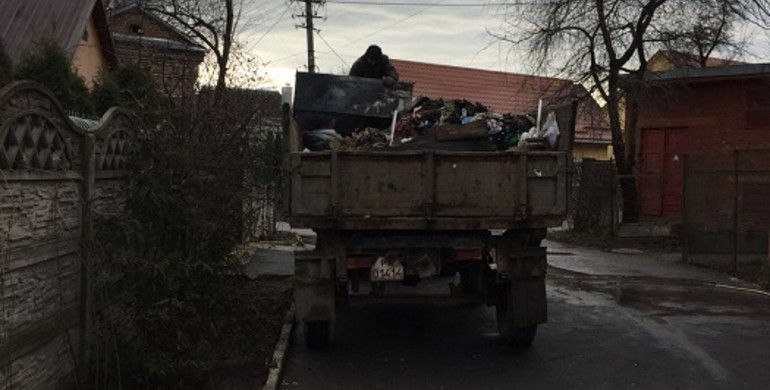 На місці пожежі в Рівному активно працюють комунальники [ФОТО]