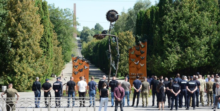«Соняхи пам'яті»: у Рівному відкрили скульптуру пам'яті захисників України