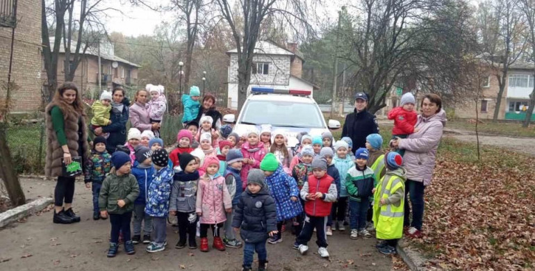 Рівненські патрульні розповіли дітям про безпеку на дорозі (ФОТО)