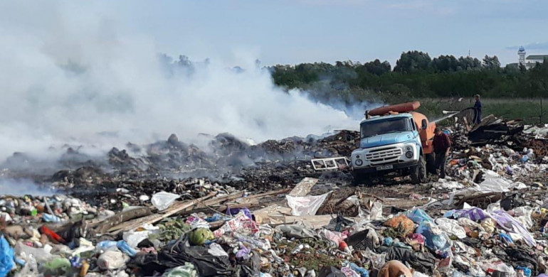 На Рівненщині чергова пожежа на сміттєзвалищі(ФОТО)