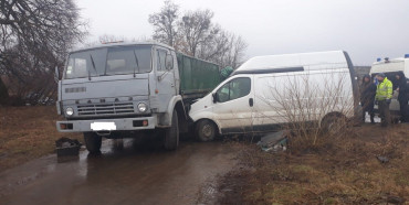 ДТП за участі легковика і вантажівки поблизу Острога (ФОТО)