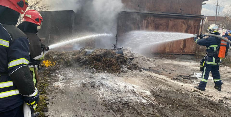 У Рівному пожежники ліквідували загоряння будівельного сміття на відкритій території
