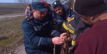 Рятувальники Рівненщини за три хвилини зняли другокласника, який нахромився на паркан [ВІДЕО]