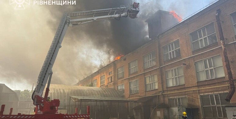 У Рівному ліквідували масштабну пожежу, що спалахнула зранку в районі Газотрону У Рівному ліквідували масштабну пожежу, що спалахнула зранку в районі Газотрону