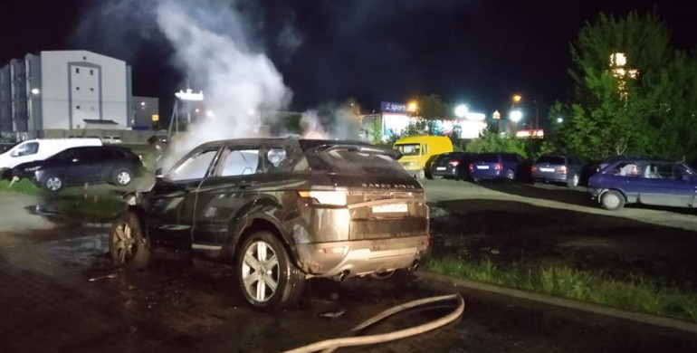Вночі у Рівному спалахнув «Range Rover» (ФОТО)