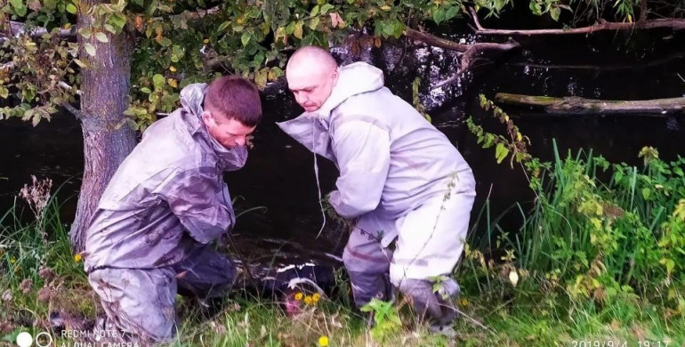 На Рівненщині рятувальники дістали тіло чоловіка з водойми (ФОТО)