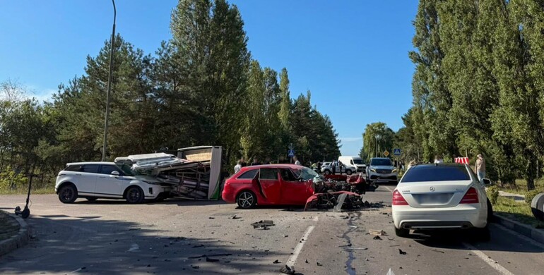 На Рівненщині в ДТП розбилися чотири автівки 