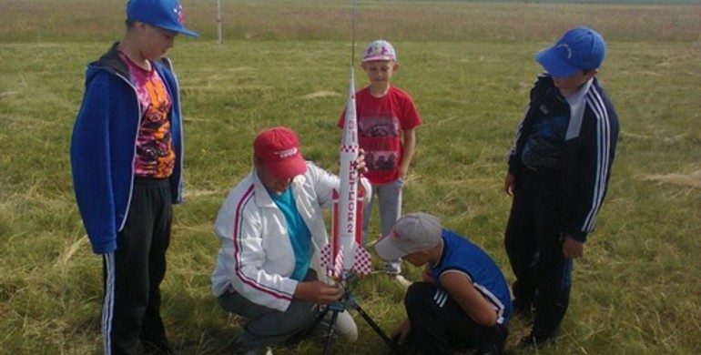 На Рівненщині учні змагалися у ракетомодельному спорті