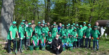 На Рівненщині учні з владою засадили ліс