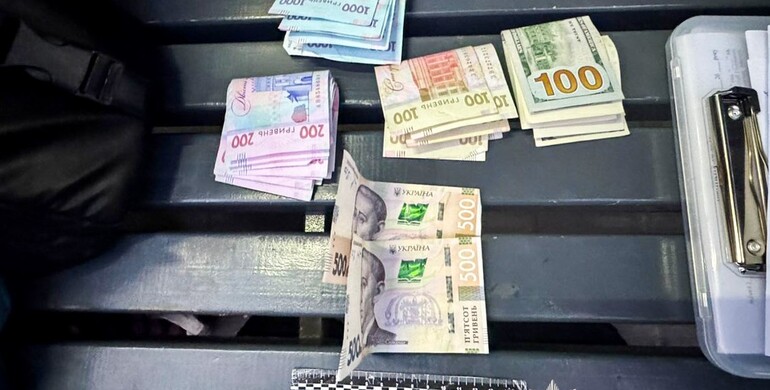 У Рівному чоловік повернув залишену сумку власнику, перед тим поцупивши із неї гроші 