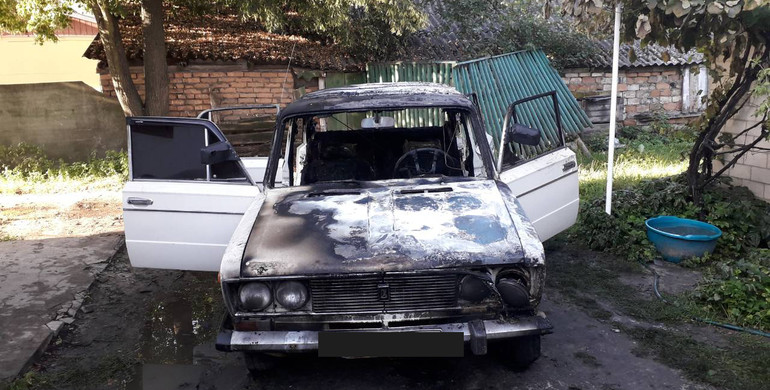 На Рівненщині з невідомих причин згоріла автівка