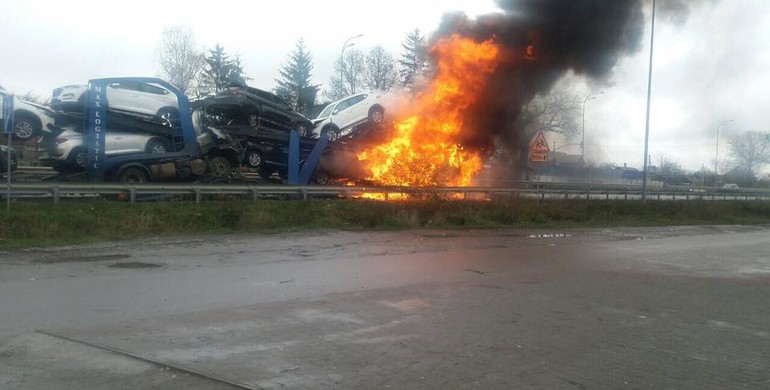 На трасі "Київ-Чоп" біля Рівного у страшній аварії загорілись вантажівки з новенькими автівками [Фото + відео]
