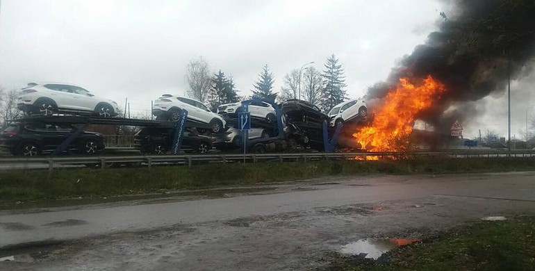 На трасі "Київ-Чоп" біля Рівного у страшній аварії загорілись вантажівки з новенькими автівками [Фото + відео]