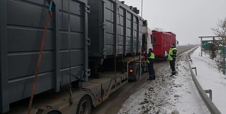 Укртрансбезпека на Рівненщині оштрафувала зависоку вантажівку 