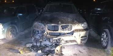 Вночі на Ювілейному спалили «BMW X5» рівненського спортсмена (ФОТО)