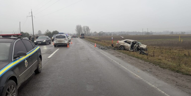 Біля Рівного в ДТП зіштовхнулися три автівки, є постраждалий 