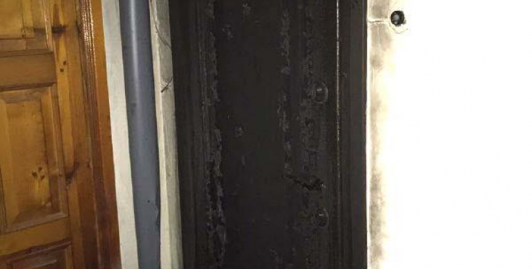 У Рівному невідомі підпалили двері квартири чоловіку